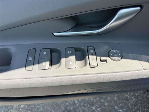 Used 2025 Hyundai Elantra SEL FWD image 17