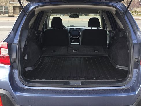 Used 2018 Subaru Outback 2.5i Premium image 12