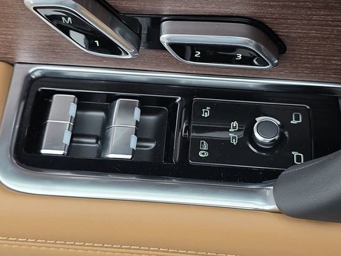 New 2026 Land Rover Range Rover Long Wheelbase SE AWD/4WD image 29