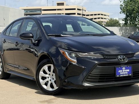 Used 2025 Toyota Corolla LE FWD image 2