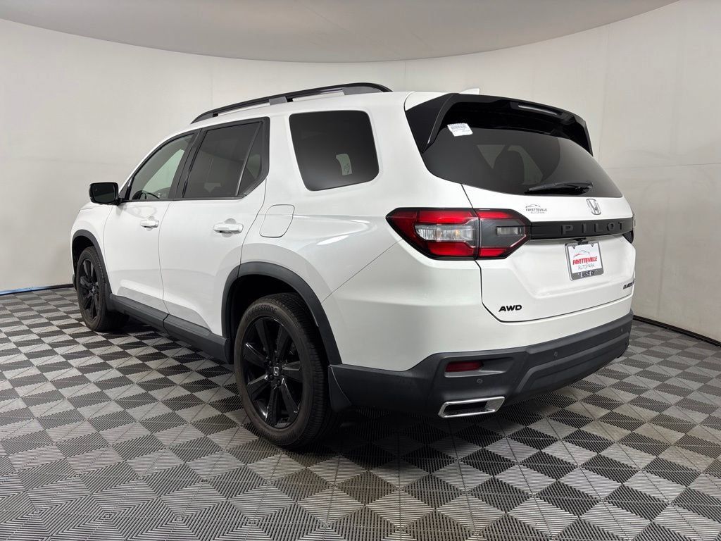 Certified 2025 Honda Pilot Black Edition image 3