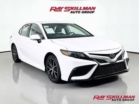 Used 2024 Toyota Camry SE image 1