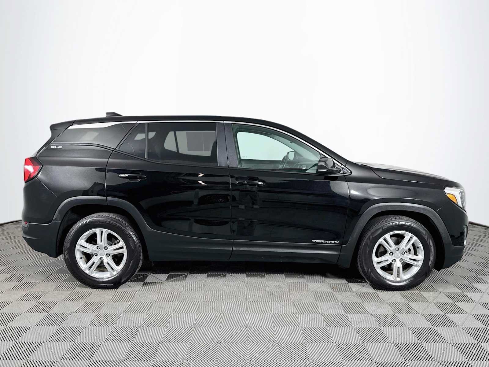 Used 2021 GMC Terrain SLE FWD image 4