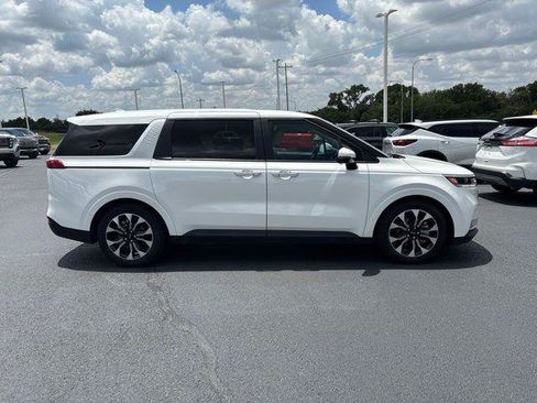 Used 2023 Kia Carnival EX FWD image 4