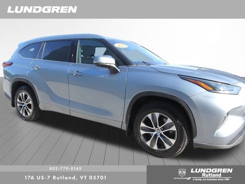 Used 2021 Toyota Highlander XLE AWD/4WD image 2