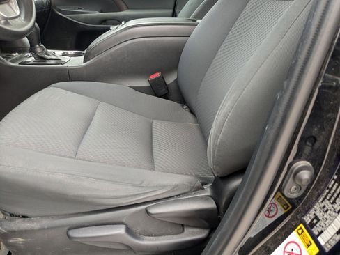 Used 2019 Toyota Highlander LE FWD image 5