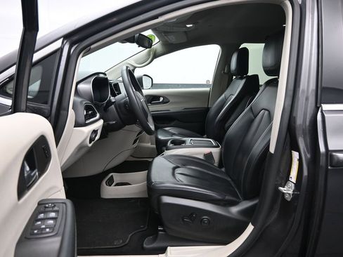 Used 2023 Chrysler Pacifica Touring-L image 22