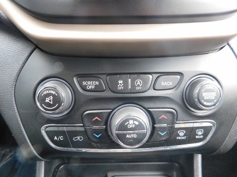 Used 2017 Jeep Cherokee Latitude w/ Comfort/Convenience Group image 15