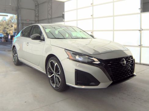 Used 2024 Nissan Altima 2.5 SR FWD image 1