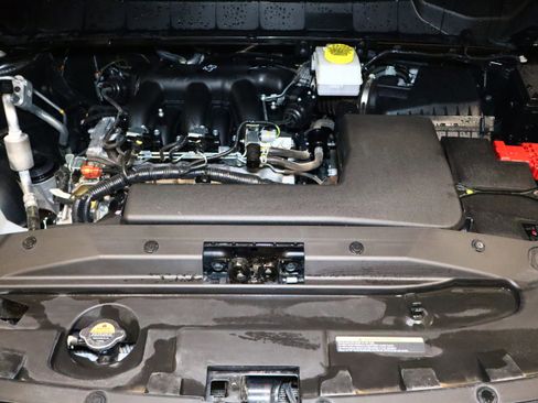 Used 2024 Nissan Pathfinder S image 9