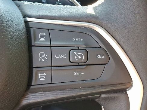 Used 2024 Jeep Grand Cherokee Altitude image 24