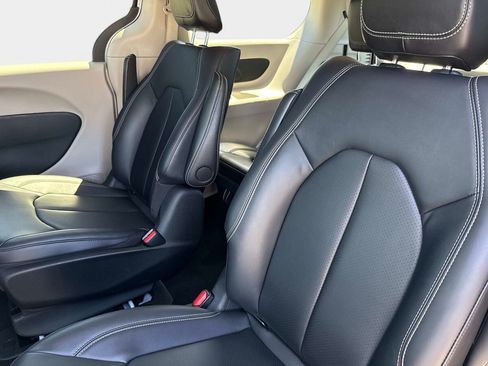 Used 2024 Chrysler Pacifica Limited FWD image 12