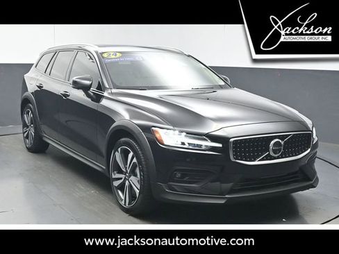 Used 2024 Volvo V60 B5 Cross Country Plus image 1