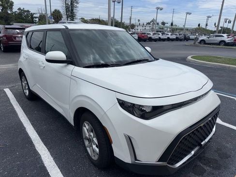 Used 2023 Kia Soul LX w/ LX Technology Package FWD image 4