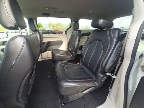 Used 2023 Chrysler Pacifica Touring-L FWD image 19