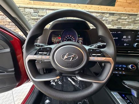 Used 2023 Hyundai Elantra SEL image 17