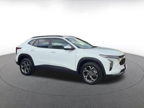 Used 2025 Chevrolet Trax LT FWD image 2