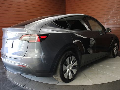 Used 2023 Tesla Model Y Long Range image 42