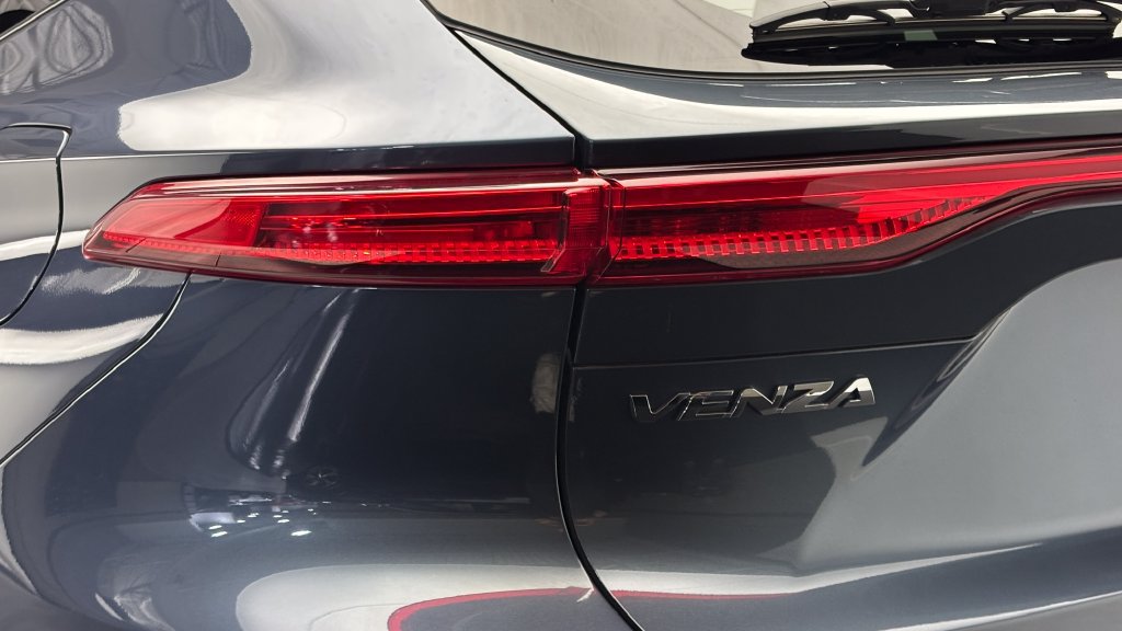 Certified 2023 Toyota Venza LE AWD/4WD image 7