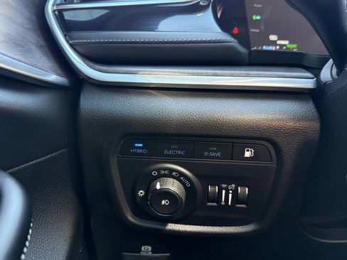 Used 2023 Jeep Grand Cherokee Overland AWD/4WD image 13
