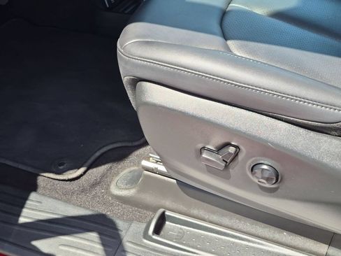 Used 2025 Chrysler Pacifica Select FWD image 14