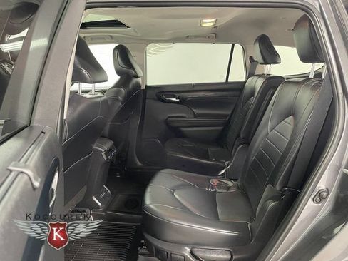 Used 2022 Toyota Highlander XLE AWD/4WD image 22