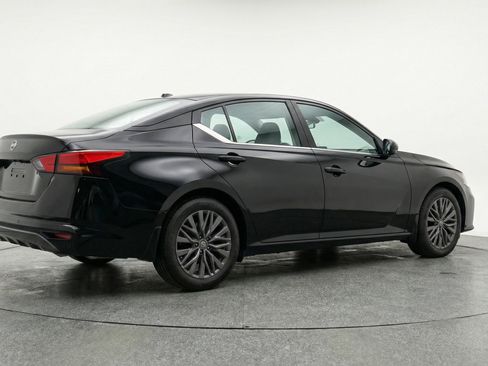 Used 2025 Nissan Altima 2.5 SV FWD image 9