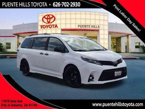 Certified 2020 Toyota Sienna SE w/ Nightshade Edition FWD image 1