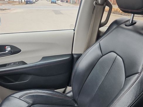 Used 2020 Chrysler Pacifica Touring-L image 18