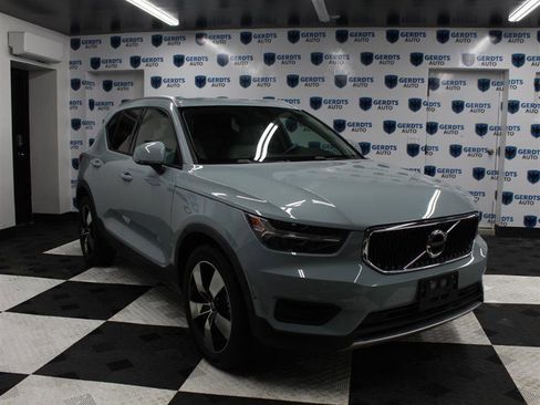 Used 2019 Volvo XC40 T5 Momentum image 5