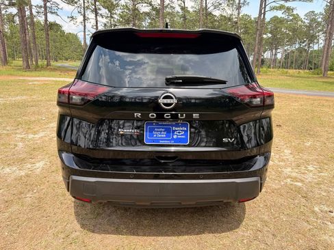 Used 2024 Nissan Rogue SV FWD image 4