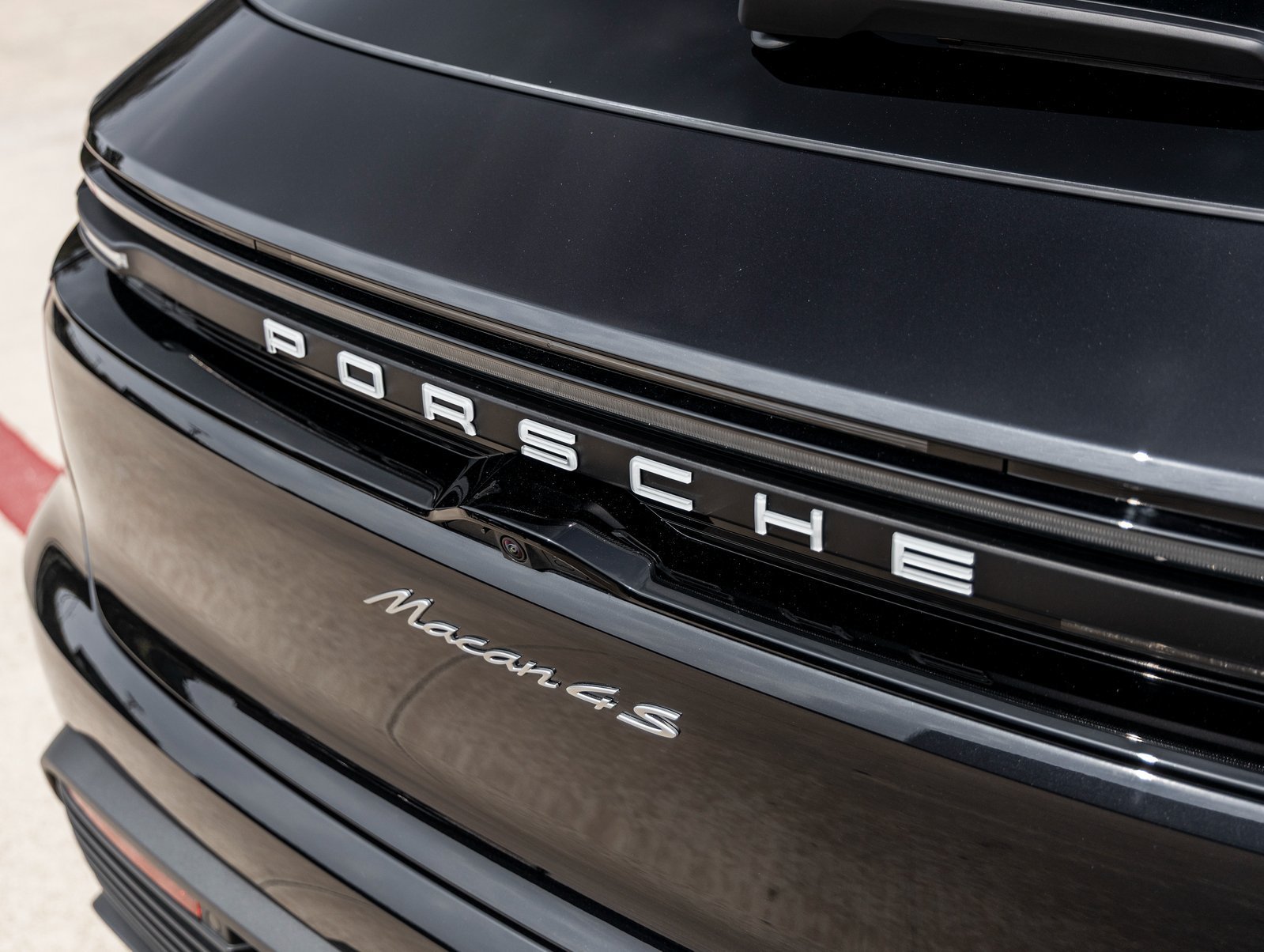 Certified 2025 Porsche Macan 4S Electric AWD/4WD image 17