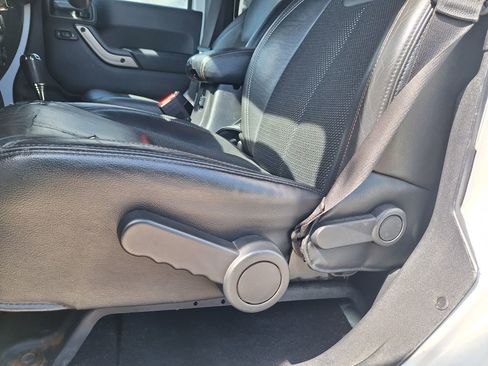 Used 2016 Jeep Wrangler Unlimited Sahara image 10