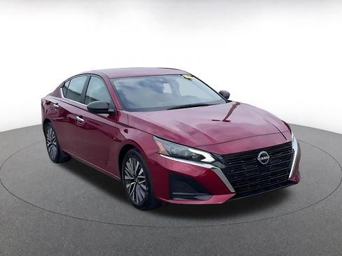 Used 2025 Nissan Altima 2.5 SV image 2