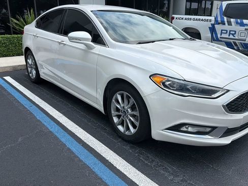 Used 2017 Ford Fusion SE w/ Fusion SE Technology Package FWD image 2