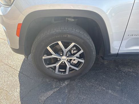 Used 2024 Jeep Grand Cherokee Limited image 10