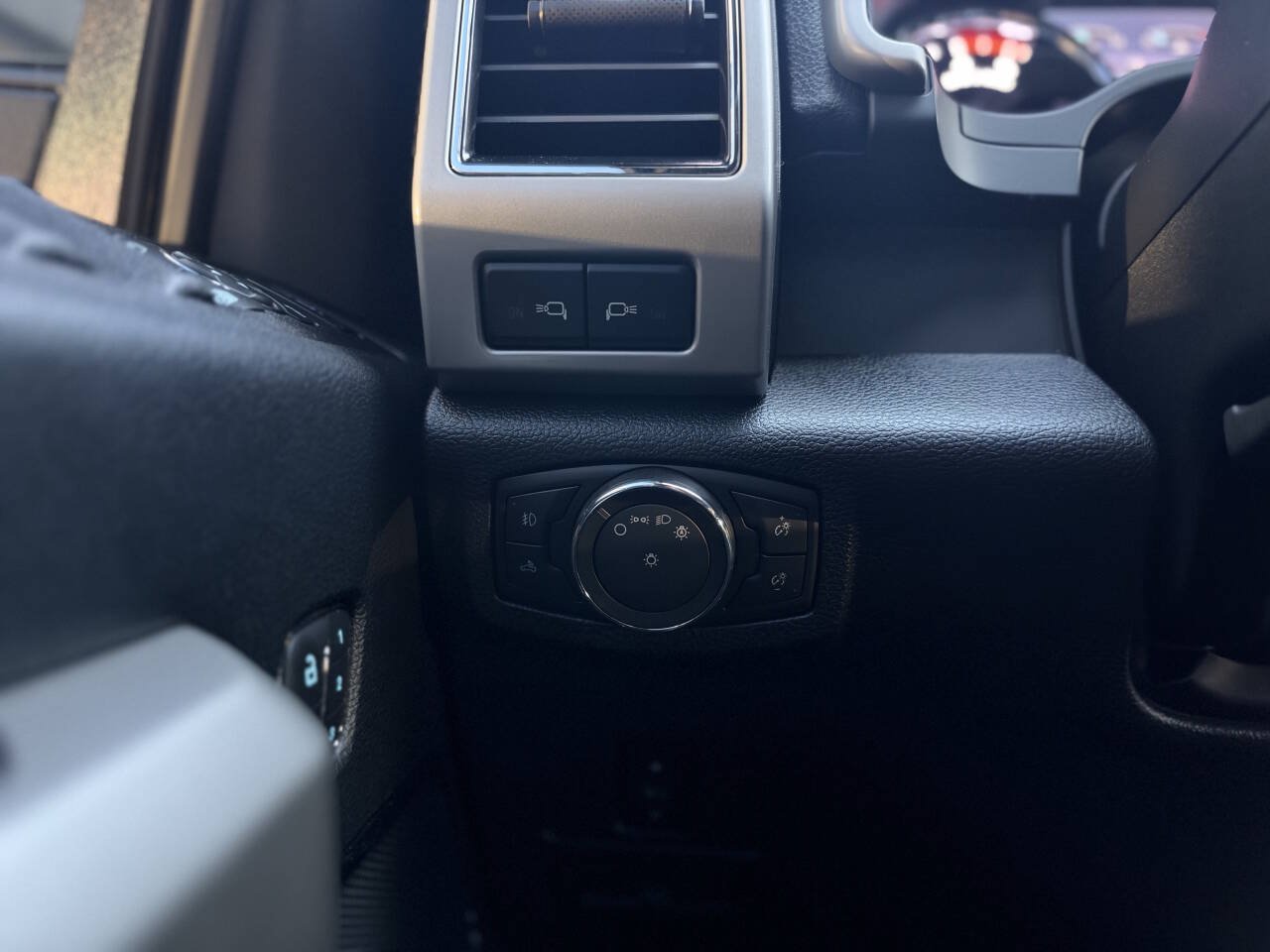 Used 2019 Ford F350 Lariat w/ Lariat Value Package AWD/4WD image 19