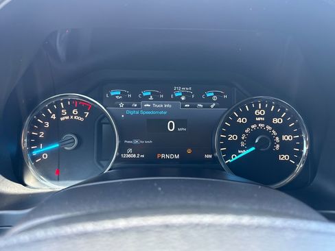 Used 2018 Ford F150 Lariat w/ Equipment Group 502A Luxury AWD/4WD image 17