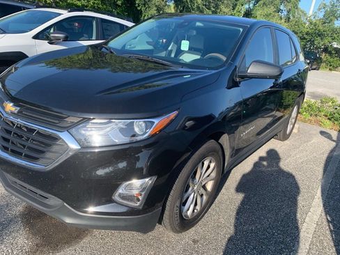 Used 2020 Chevrolet Equinox LS w/ LS Convenience Package FWD image 2
