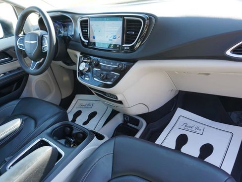 Used 2023 Chrysler Pacifica Touring-L image 23