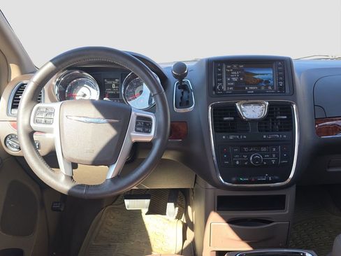 Used 2016 Chrysler Town & Country Touring w/ Driver Convenience Group image 13