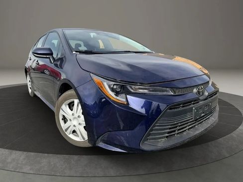 Used 2025 Toyota Corolla LE image 2