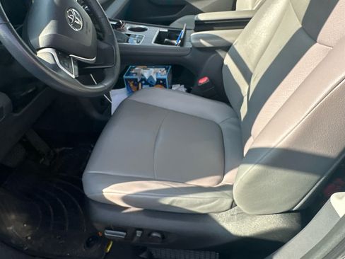 Used 2022 Toyota Sienna XLE AWD/4WD image 3