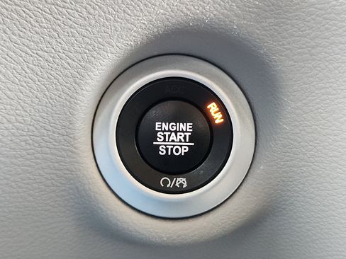 Used 2023 Chrysler Pacifica Touring-L FWD image 14