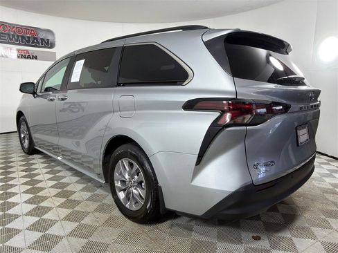 Used 2025 Toyota Sienna XLE image 6