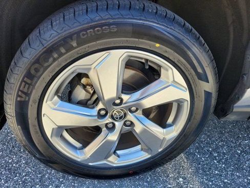 Used 2021 Toyota RAV4 XLE Premium image 17