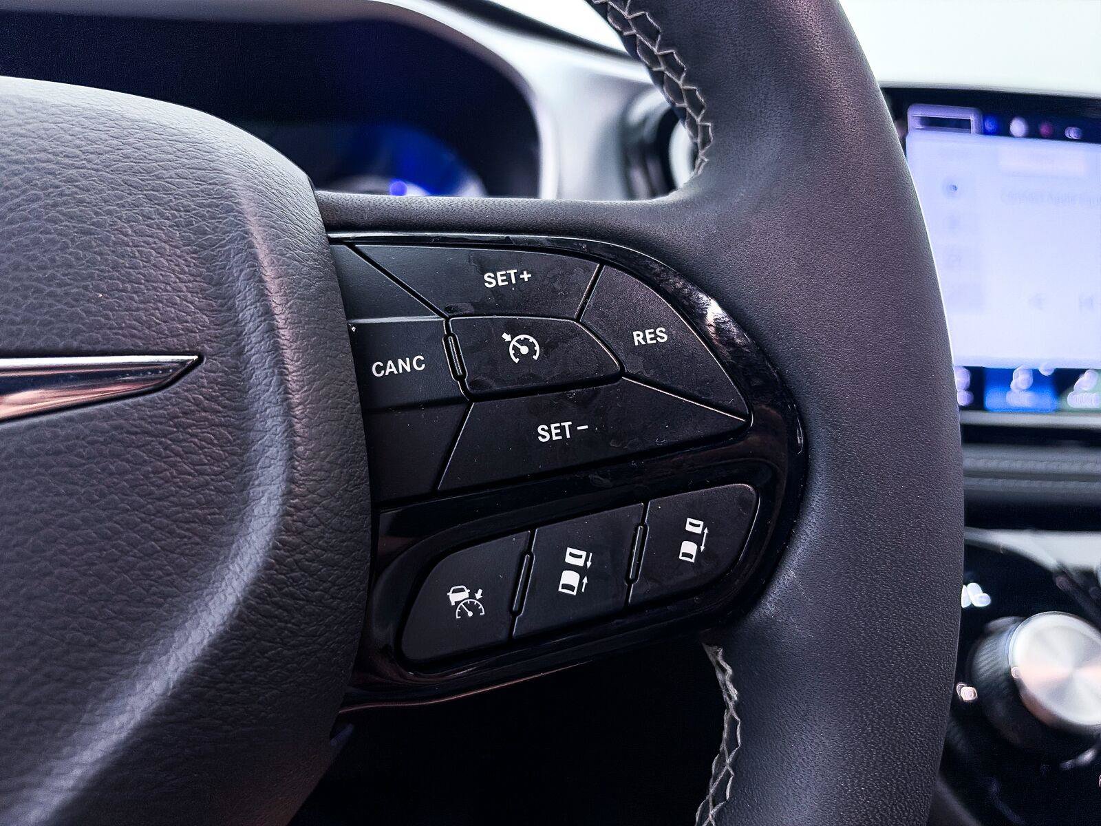 Used 2023 Chrysler Pacifica Touring-L w/ Uconnect Theater Family Group FWD image 33