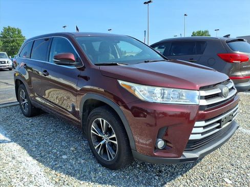 Used 2018 Toyota Highlander Plus AWD/4WD image 12