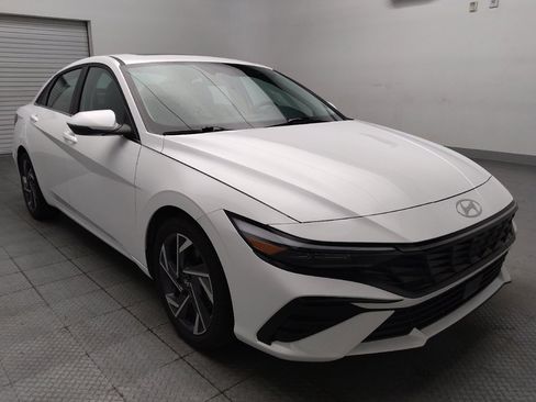 Used 2025 Hyundai Elantra Limited FWD image 13
