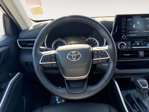 Used 2022 Toyota Highlander XLE AWD/4WD image 13